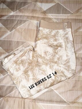 Lee Riders Mid-Rise Capris in Beige and Cream SZ 14 EUC